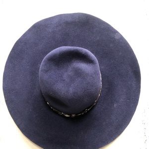 Carmen Arnander collab with Beulah London Hat